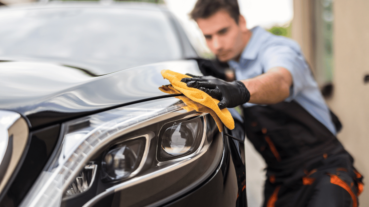 A mobile car detailer in Melbourne at work